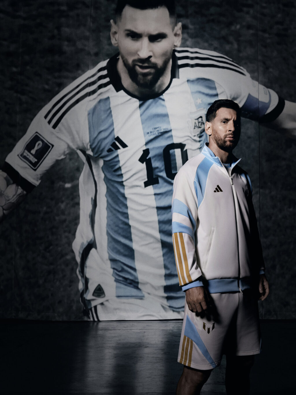 Lionel Messi em uniforme da Adidas, com imagem grande ao fundo, em arte da coleção El Último Tango