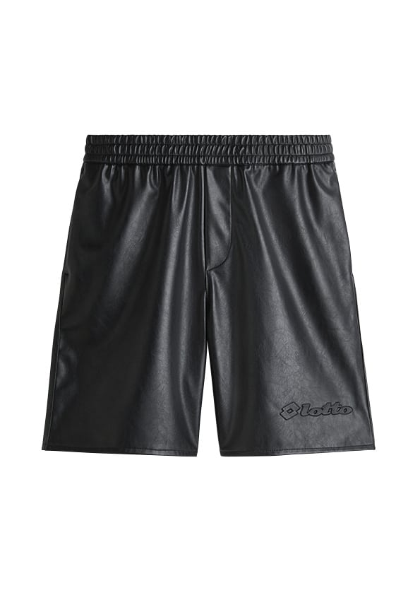 Short esportivo preto da collab H&M x LOTTO, com logo LOTTO na perna