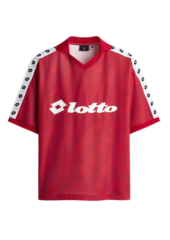 Camisa vermelha esportiva da LOTTO com detalhes laterais em preto e branco e logo LOTTO no centro.