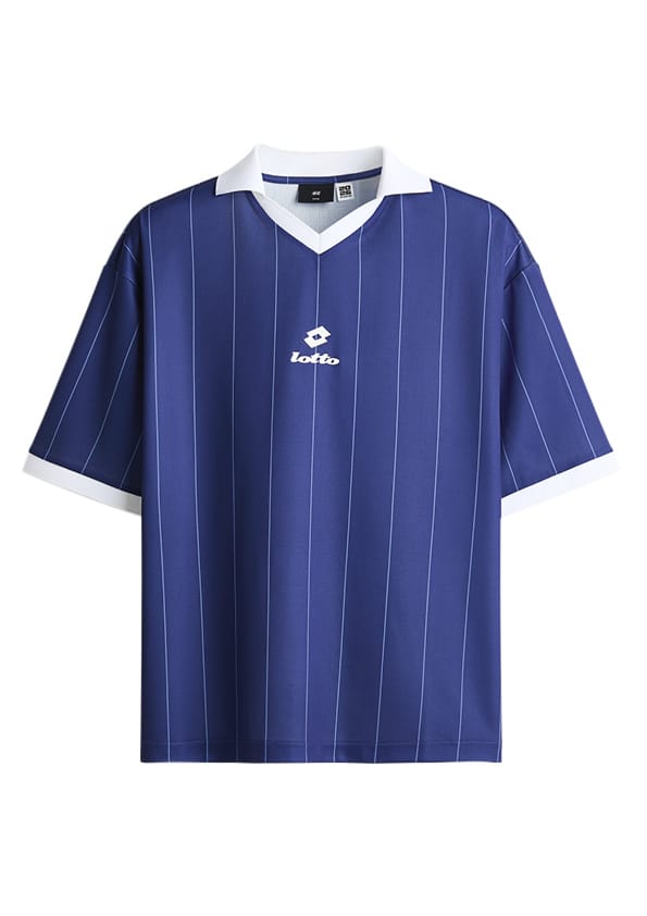 Camisa azul esportiva da colaboração H&M x LOTTO, com logotipo LOTTO e gola branca, estilo sportwear
