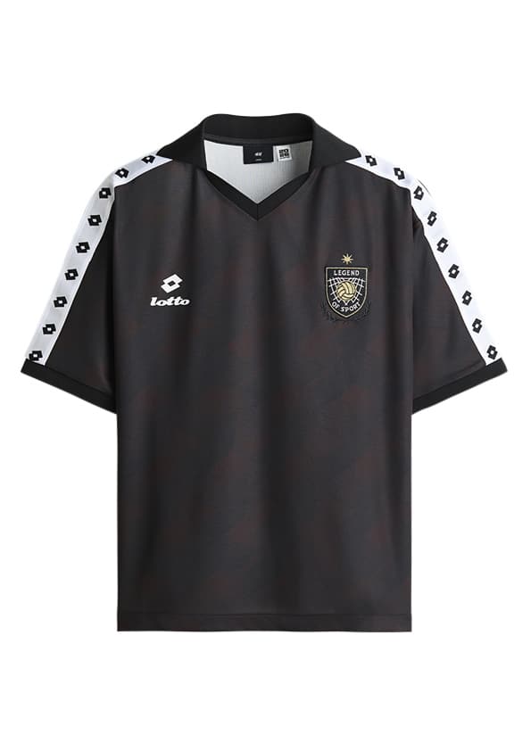 Camiseta polo preta da colaboração H&M e LOTTO com patch “legend” e detalhes esportivos laterais.