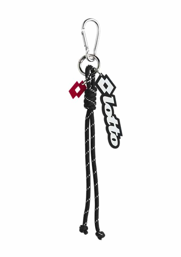 Chaveiro da coleção H&M x LOTTO com pingente de personagem e elementos em preto e vermelho