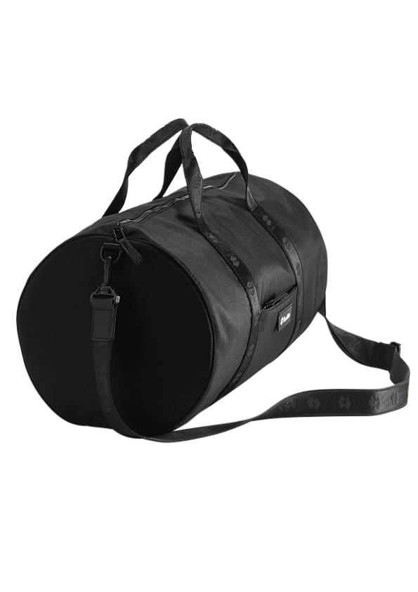 Bolsa esportiva preta com alça e compartimento circular, da colaboração H&M e LOTTO.