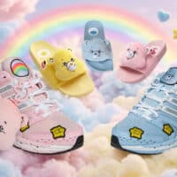 Tênis adidas Adistar Control 5 em versões temáticas dos Ursinhos Carinhosos, com detalhes dos personagens no céu de nuvens e arco-íris.