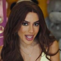 Anitta em foto promocional, anunciada como nova embaixadora do Mercado Livre no Brasil.