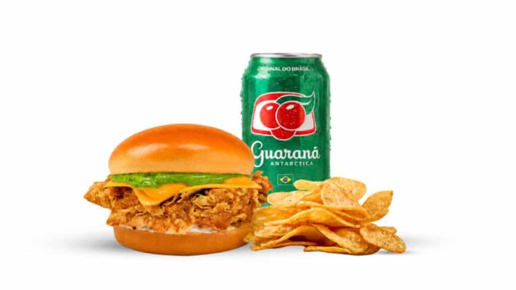 Sanduíche Hexa Aussie Chicken com chips e refrigerante Guaraná Antártica, em imagem promocional do Aussie