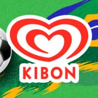 Arte Kibon com logotipo em formato de coração, bola de futebol e fundo verde com elementos da Copa