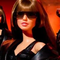 Bonecas Barbie Signature inspiradas em Miley Cyrus em cenário vermelho, com visual de cantora em destaque.