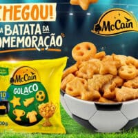 Embalagem e batatas da McCain Golaço em fundo azul com mensagem Chegou! e comemoração da batata da comemoração