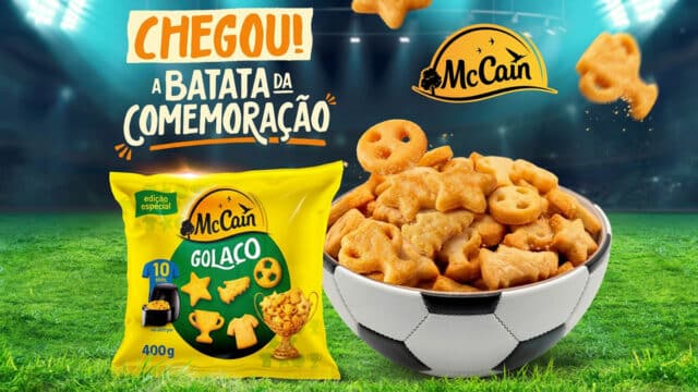 Embalagem e batatas da McCain Golaço em fundo azul com mensagem Chegou! e comemoração da batata da comemoração