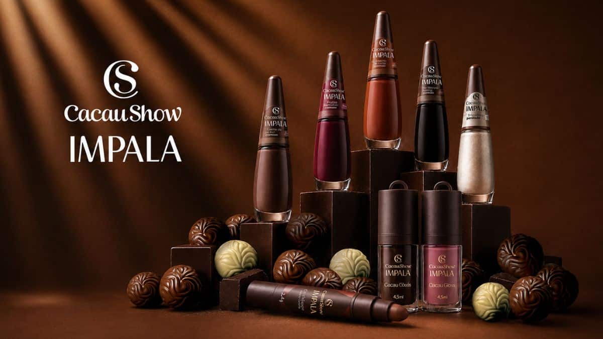 Impala e Cacau Show: linha de esmaltes e glosses com aroma de chocolate Linha de esmaltes e gloss Impala e Cacau Show com aroma de chocolate, exibida em embalagem e produtos sobre fundo marrom.