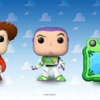 Funko Pop de Toy Story 5 com Woody, Buzz e um personagem sapo verde em fundo de céu com nuvens.