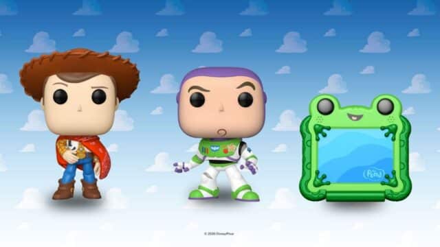 Funko Pop de Toy Story 5 com Woody, Buzz e um personagem sapo verde em fundo de céu com nuvens.
