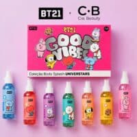 Linha de body splashes Cia Beauty x BT21 com frascos e mascotes em fundo rosa