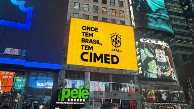 Painel da Cimed na Times Square com o texto “ONDE TEM BRASIL, TEM CIMED” e símbolo da Seleção Brasileira