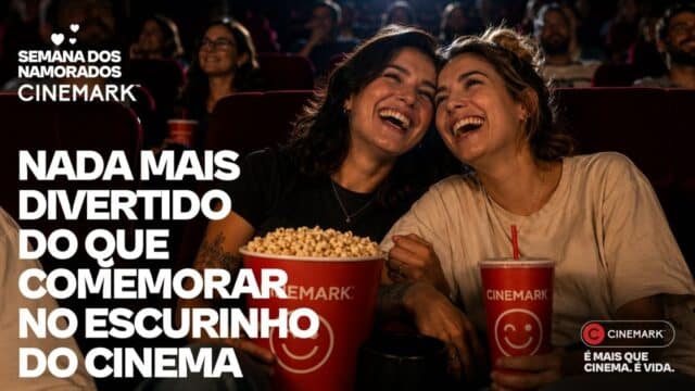 Casal sorrindo no cinema em divulgação da Semana dos Namorados Cinemark, com pipoca e bebidas, filme em destaque.