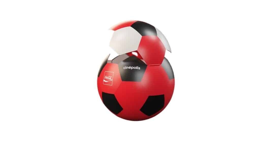 Balde de pipoca da Cinépolis em formato de bola de futebol com estampa vermelha e preta.