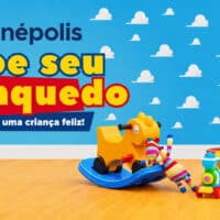 Cartaz da Cinépolis: Doe seu Brinquedo para fazer uma criança feliz, com brinquedos sobre fundo azul