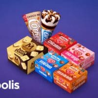 Cinépolis e Kibon anunciam sorvetes: caixas e cones com marcas como Kibon e Magnum sobre fundo azul