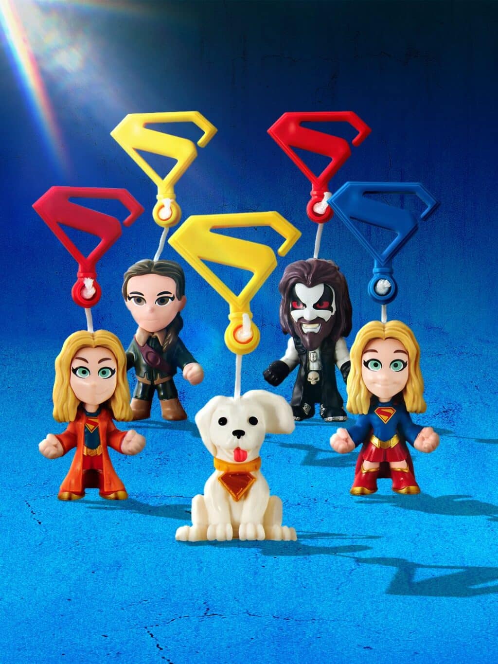 Bonecos colecionáveis do combo do KFC com tema Supergirl, com baldes em formato de Krypto e personagens do filme