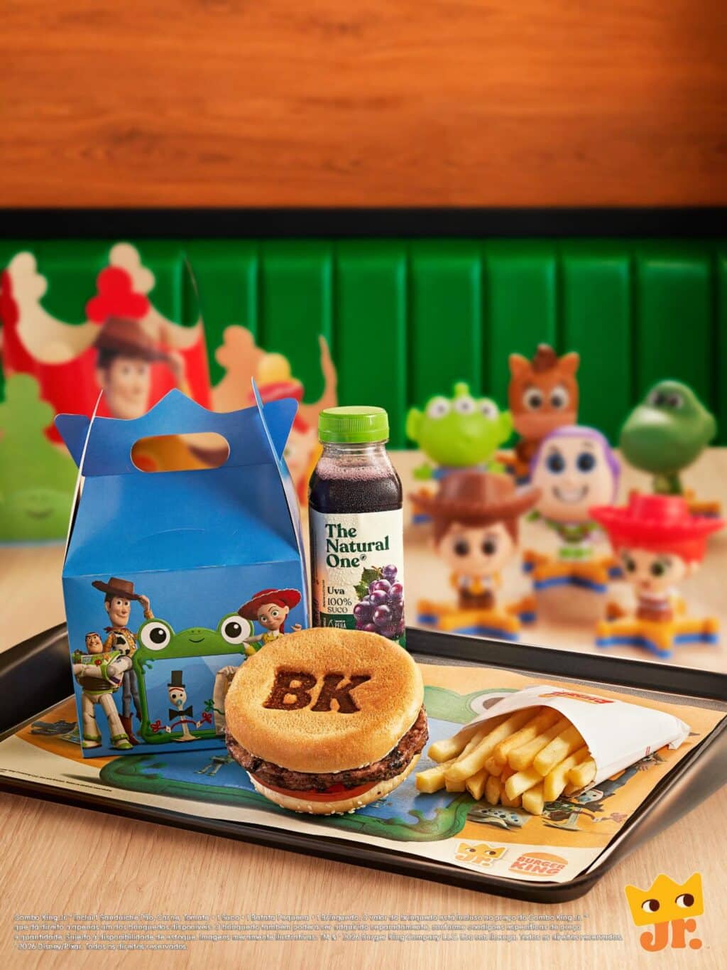 Combo Burger King Jr com toy story 5: sanduíche BK, batatas, bebida e brindes temáticos sobre mesa