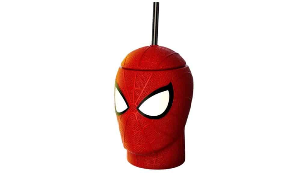 Copo em formato do rosto do Homem-Aranha, em vermelho, com tampa e canudo preto.