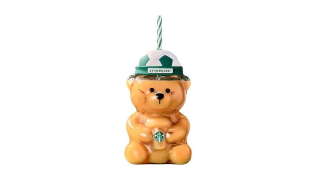Copo Starbucks em formato de urso com gorro e canudo verde listrado, versão esportiva.