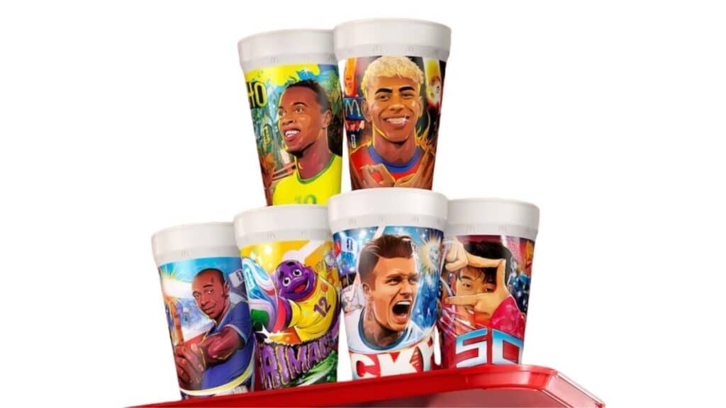 Copos colecionáveis do McDonald's para a Copa do Mundo FIFA 2026 com ilustrações de jogadores