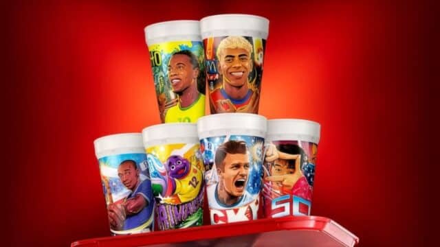 Copos colecionáveis do McDonald’s para a Copa do Mundo FIFA 2026 com ilustrações de jogadores, em fundo vermelho