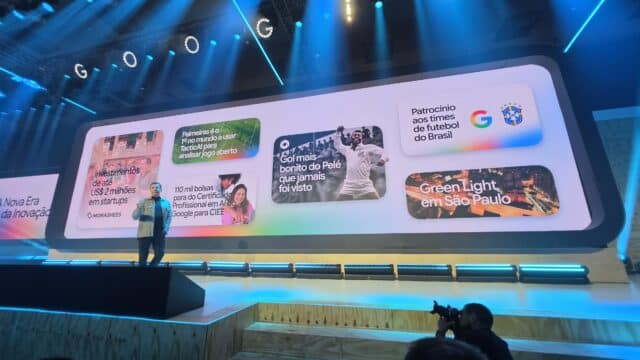 Palestrante em palco durante evento do Google For Brasil 2026, com painel grande exibindo destaques em tela