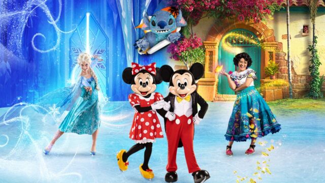 Personagens do espetáculo Disney On Ice em cena no gelo, com Minnie, Mickey e Stitch ao fundo