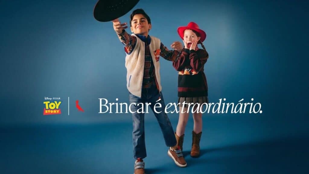 Disney Extraimaginário: “Brincar é extraordinário” Imagem promocional com crianças em estilo de Toy Story e texto “Brincar é extraordinário”.