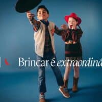 Imagem promocional com crianças em estilo de Toy Story e texto “Brincar é extraordinário”.