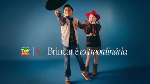 Imagem promocional com crianças em estilo de Toy Story e texto “Brincar é extraordinário”.