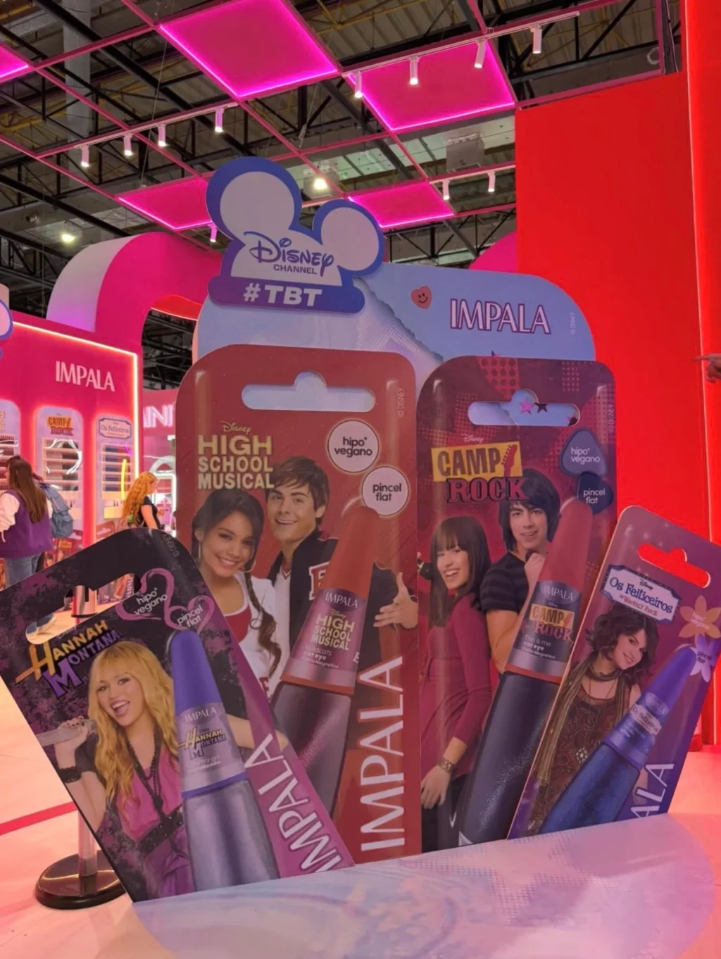 Display com esmaltes Impala Disney Channel #TBT, com embalagens inspiradas em séries como High School Musical e Camp Rock