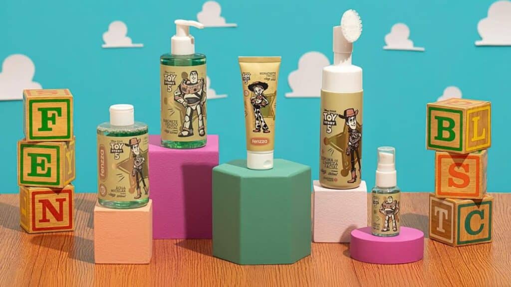 Linha de skincare Fenzza inspirada em Toy Story 5 com frascos e embalagens temáticas sobre cubos coloridos