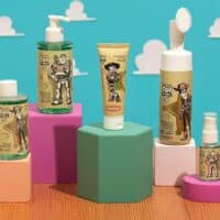 Linha de skincare Fenzza inspirada em Toy Story 5 com frascos e embalagens temáticas sobre cubos coloridos