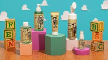 Linha de skincare Fenzza inspirada em Toy Story 5 com frascos e embalagens temáticas sobre cubos coloridos