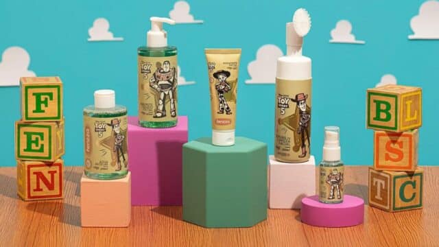 Linha de skincare Fenzza inspirada em Toy Story 5 com frascos e embalagens temáticas sobre cubos coloridos
