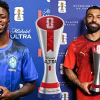 Jogadores do Brasil e da equipe masculina seguram troféus de melhor da partida em evento da FIFA, em cenário “Michelob ULTRA”.