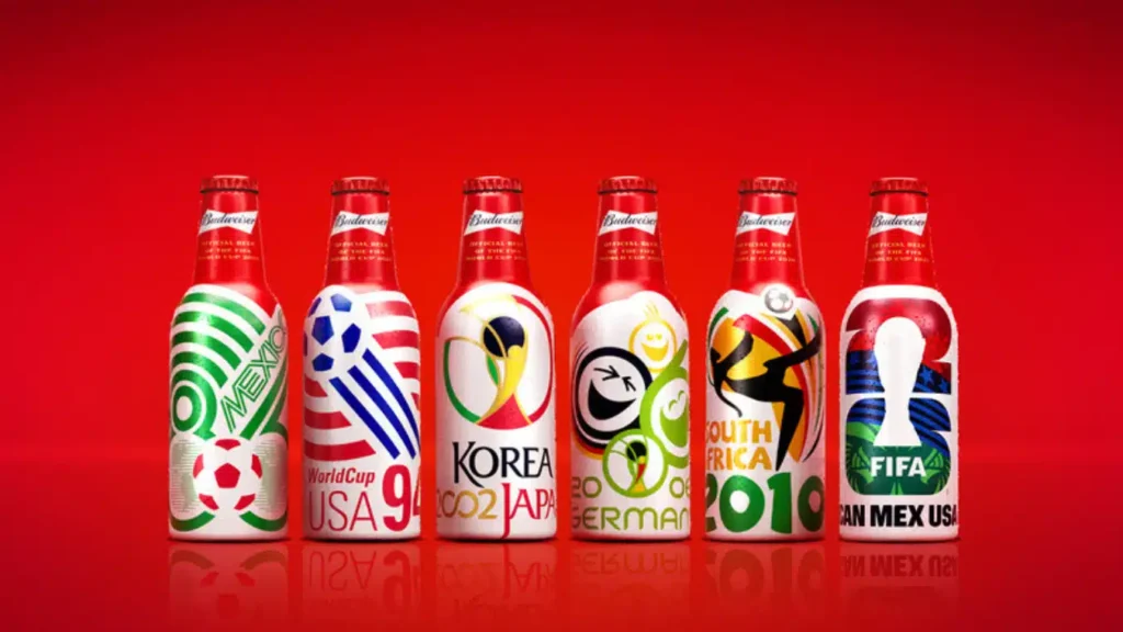 Garrafinhas decoradas com símbolos de países para Copa do Mundo, em fundo vermelho.