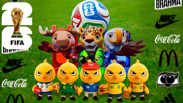 Personagens mascotes da Copa do Mundo FIFA 2026 em campo de futebol, com mascote central segurando a bola oficial
