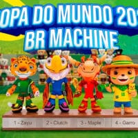 Pelúcias BR Machine da Copa do Mundo 2026 em estande com mascotes do Brasil e outros países