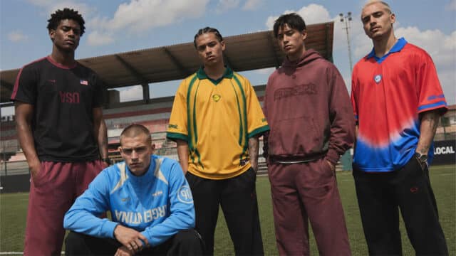 Modelos usando roupas Cactus Jack x Nike inspiradas na Copa do Mundo, em estádio