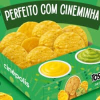 Embalagem do Cinépolis com tortilhas Tostitos e molhos de guacamole e cheddar, com fundo verde temático