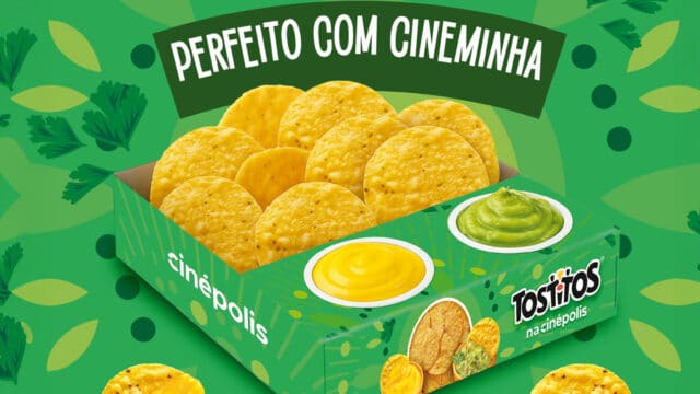 Embalagem do Cinépolis com tortilhas Tostitos e molhos de guacamole e cheddar, com fundo verde temático