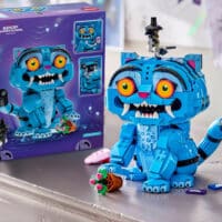 Set LEGO K-Pop Demon Hunters com minifigura azul e caixa do produto ao fundo