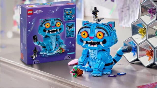Set LEGO K-Pop Demon Hunters com minifigura azul e caixa do produto ao fundo