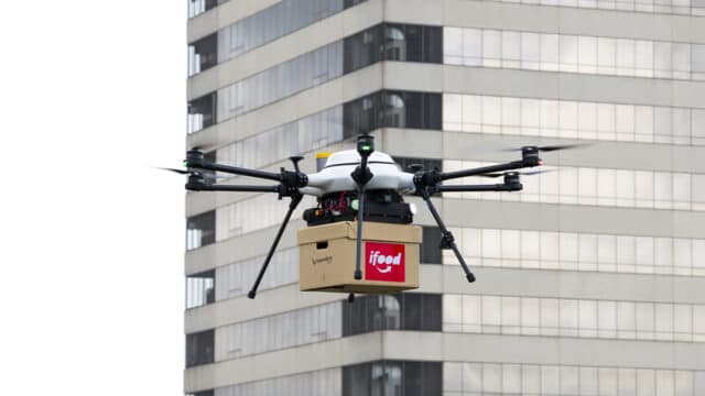 Drone de entrega da iFood decolando em frente a um prédio em Barueri, SP