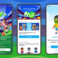 Três telas de celular mostrando o Duolingo e a personalização de avatar com uniforme de torcida na Copa do Mundo.